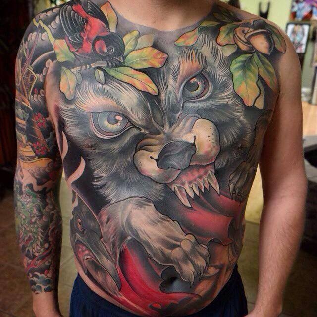 胸部和腹部彩绘恶狼头像和小鸟纹身图案