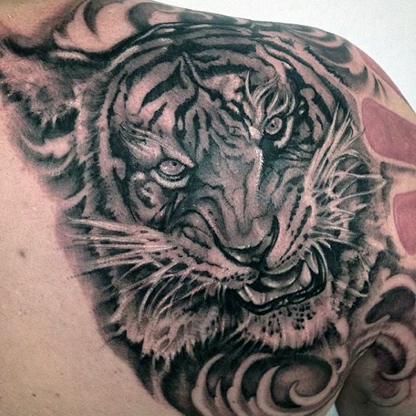 背部写实风格黑白愤怒的老虎纹身图案