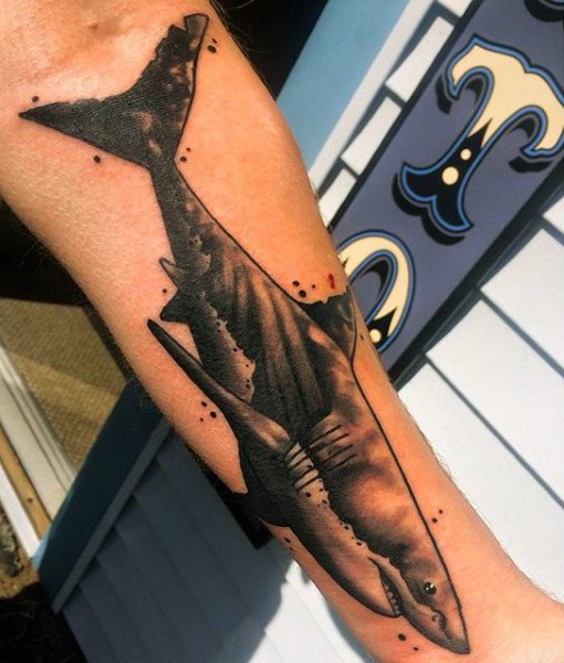 手臂大白鲨黑色纹身图案