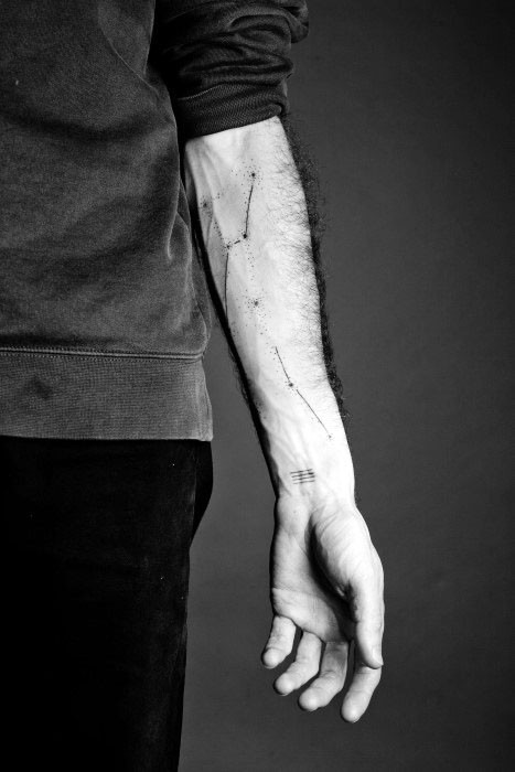 手臂简单的黑色星座符号纹身图案