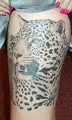 大腿黑白写实的豹子纹身图案