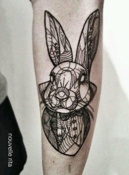 小臂old school黑色装饰兔子纹身图案