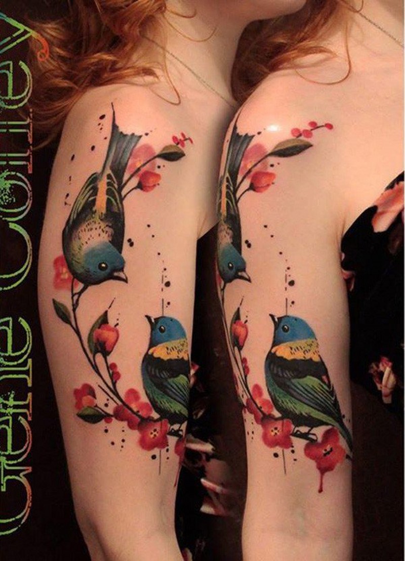 大臂彩色的小鸟和盛开的花朵纹身图案