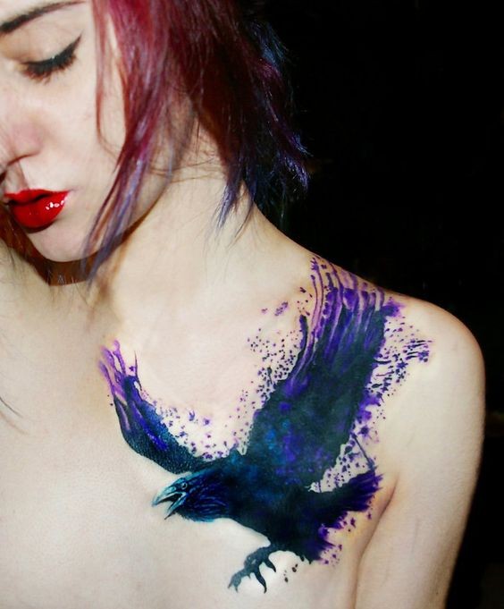 女生肩部梦幻般的水彩乌鸦纹身图案