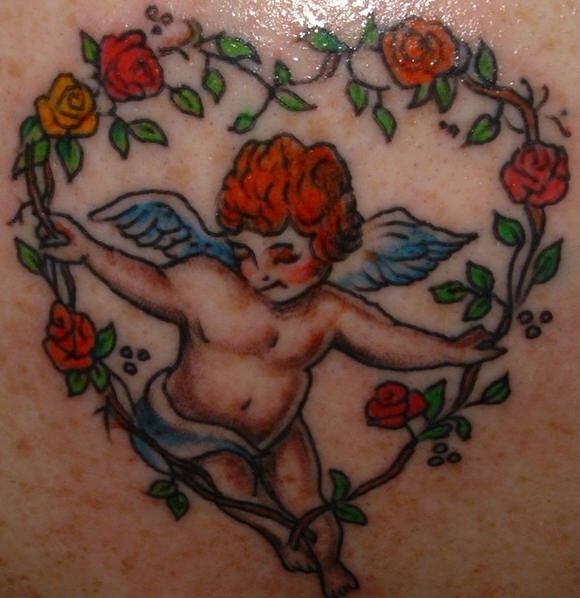 心形花环和小天使纹身图案