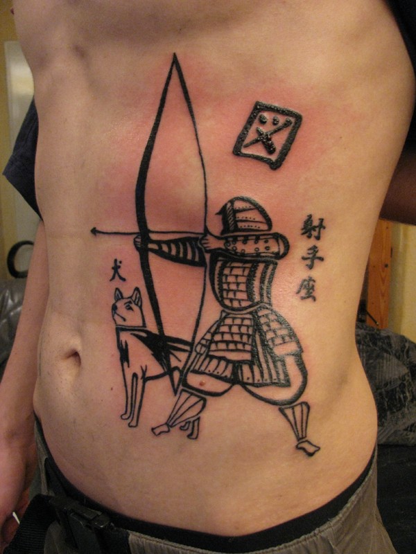 侧肋黑色有趣的武士弓箭手狼和汉字纹身图案