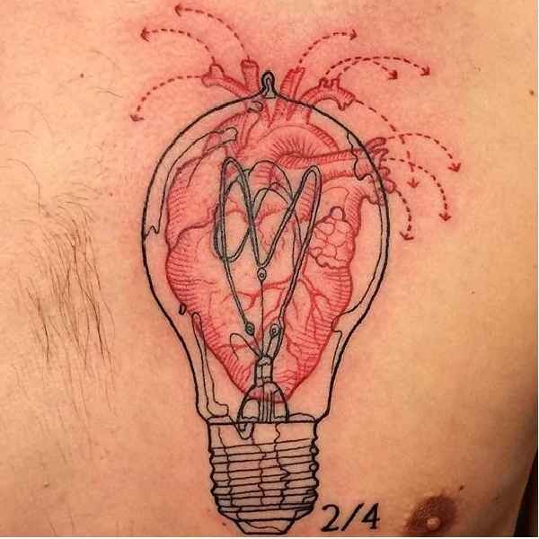 胸部经典的黑色灯泡与红色心脏纹身图案