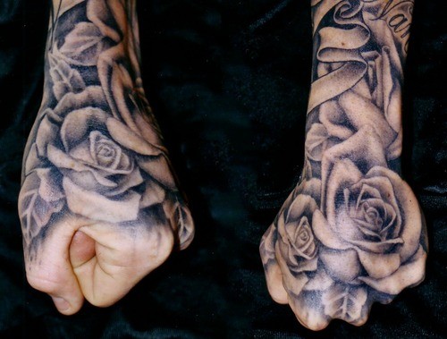 简单的彩色玫瑰手背纹身图案