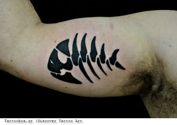 大臂内侧黑色部落鱼骨架纹身图案