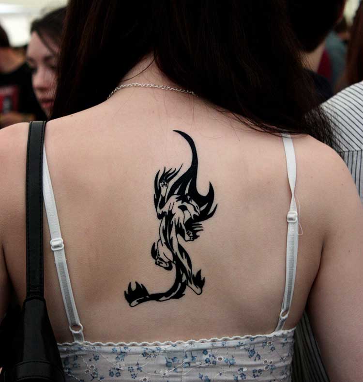女生背部抽象的部落黑猫纹身图案