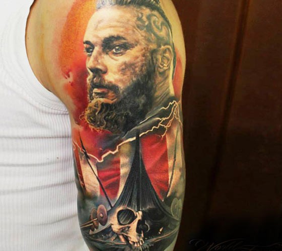 大臂逼真的男性肖像和海盗船纹身图案