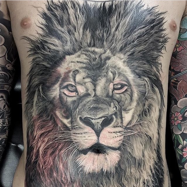 腹部写实风格黑白大面积狮子头纹身图案