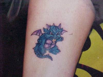 蓝色愤怒的小龙纹身图案