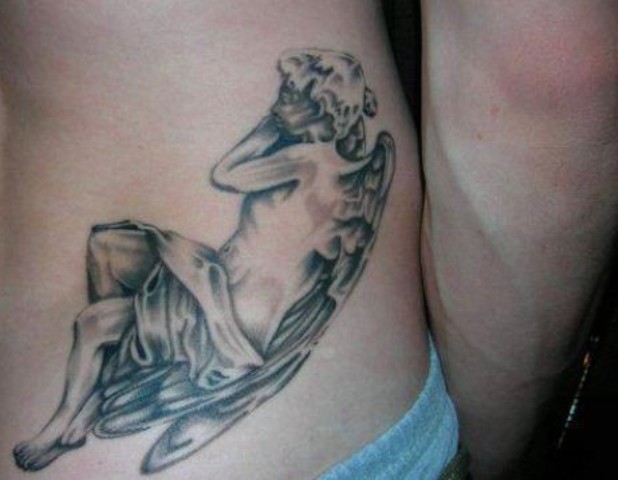 侧肋沉睡的天使纹身图案