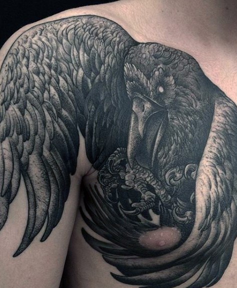 胸部和肩膀黑色大乌鸦纹身图案