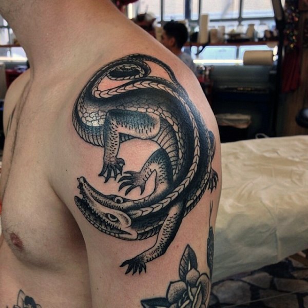 肩部黑灰可爱的鳄鱼纹身图案