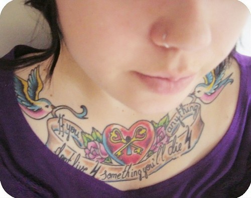 胸部心形钥匙花朵字母纹身图案