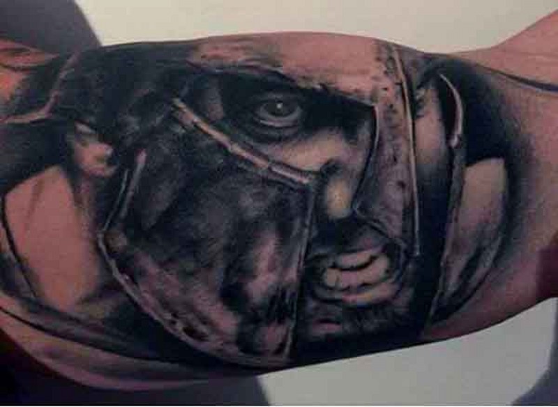 大臂黑白的斯巴达战士肖像纹身图案