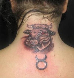 脖子金牛座符号和牛头纹身图案