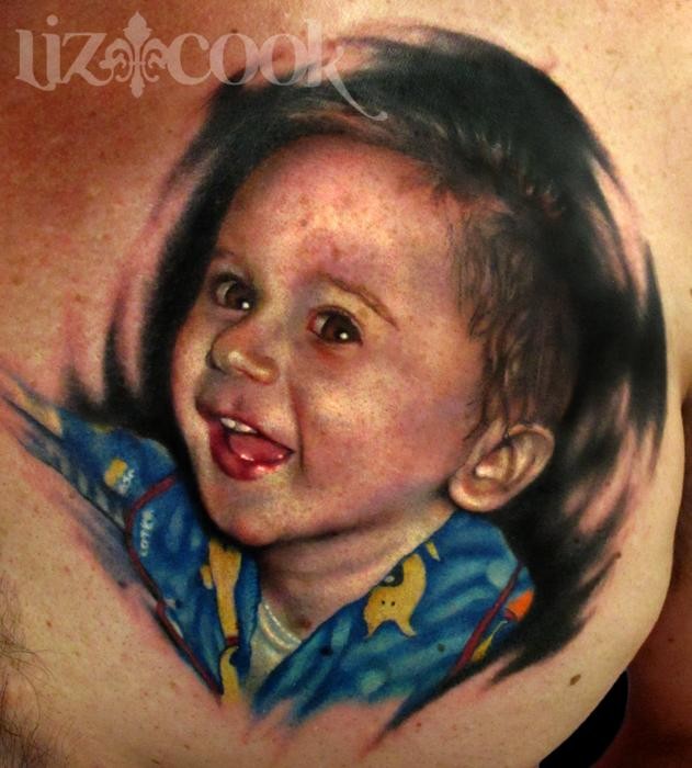 胸部逼真的微笑男孩肖像纹身图案