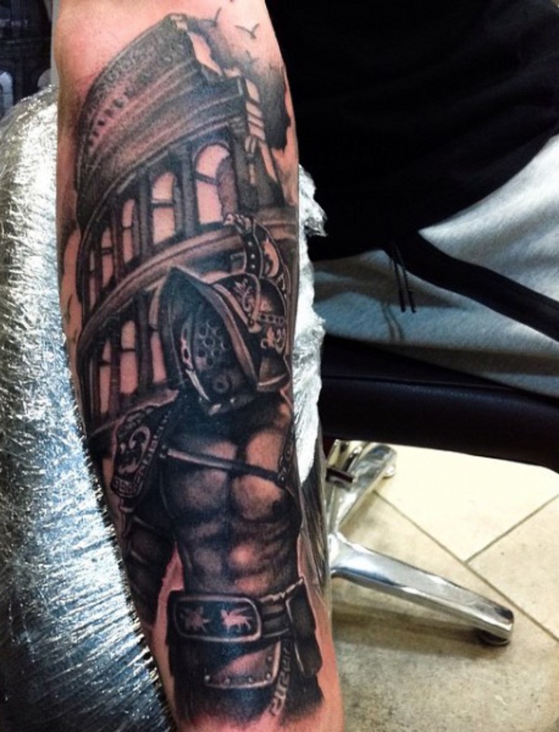手臂黑白古怪的角斗士在罗马竞技场纹身图案