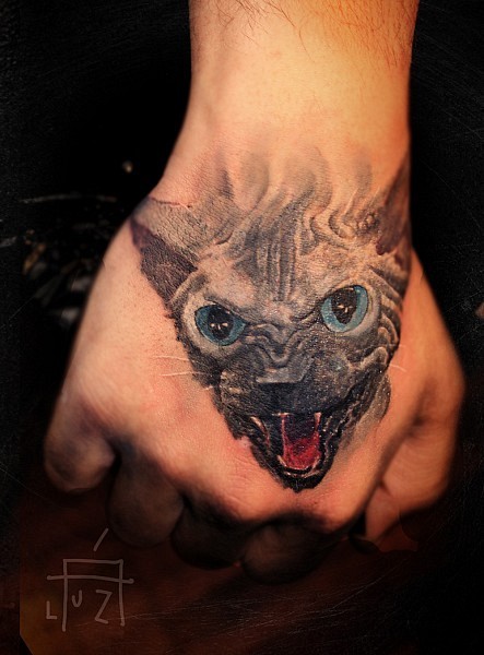 手背攻击性黑猫纹身图案