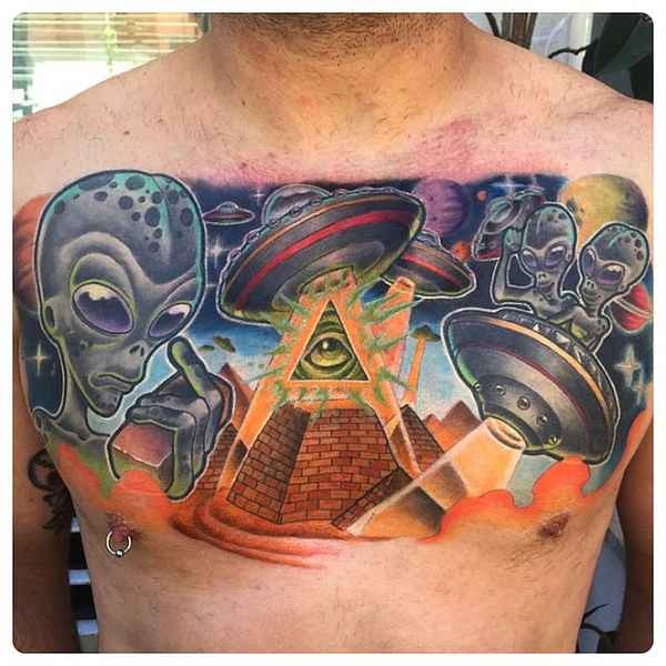 胸部彩色外星人和金字塔纹身图案