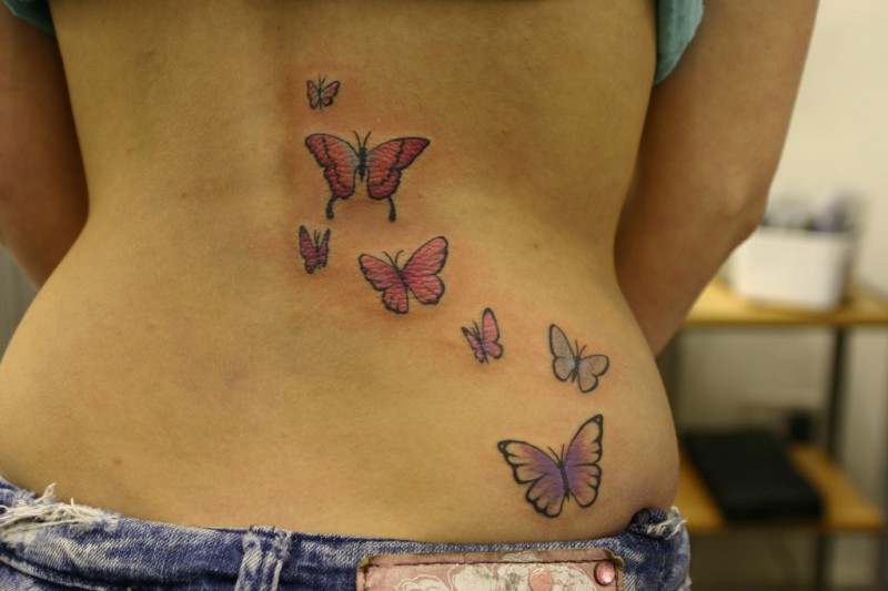 女生背部可爱的蝴蝶纹身图案