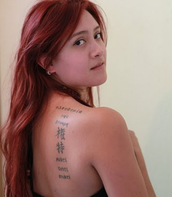 女生背部汉字和英文纹身图案