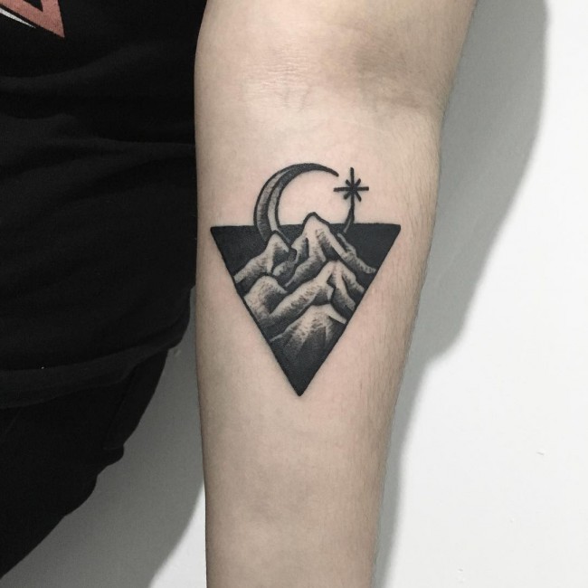 手臂黑色三角形山脉和月亮纹身图案