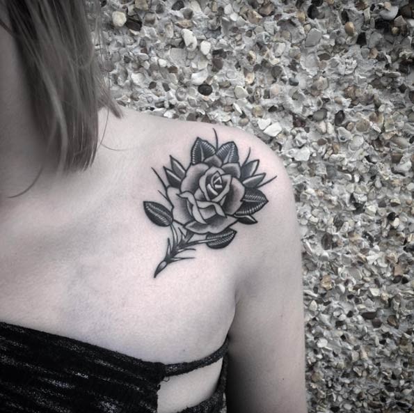 肩部可爱的黑色玫瑰纹身图案
