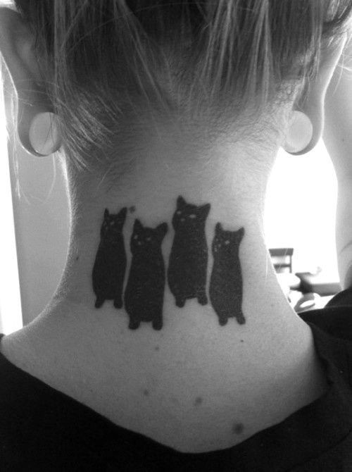 颈部四只可爱的黑猫纹身图案