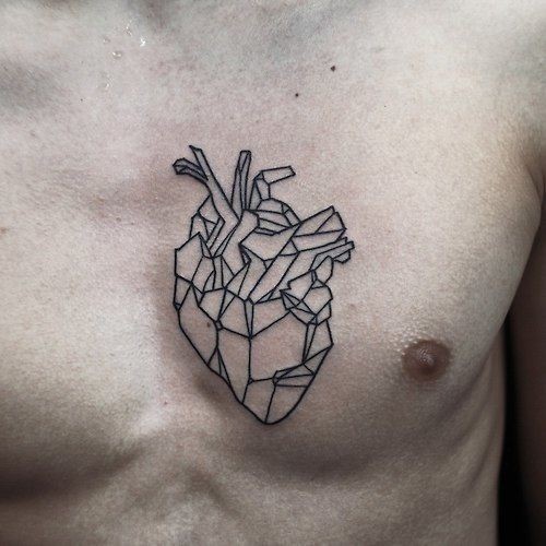 胸部几何心脏纹身图案