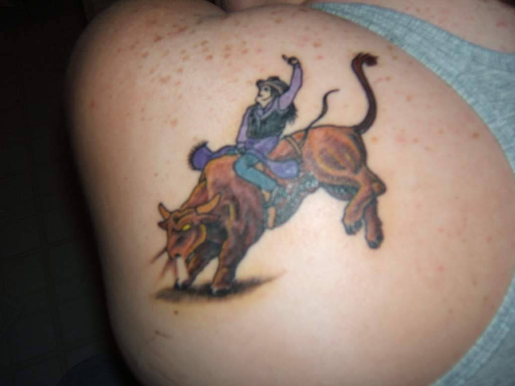 公牛与牛仔彩色纹身图案