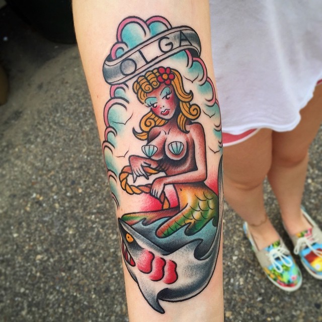 手臂彩色美人鱼和鲨鱼纹身前图案