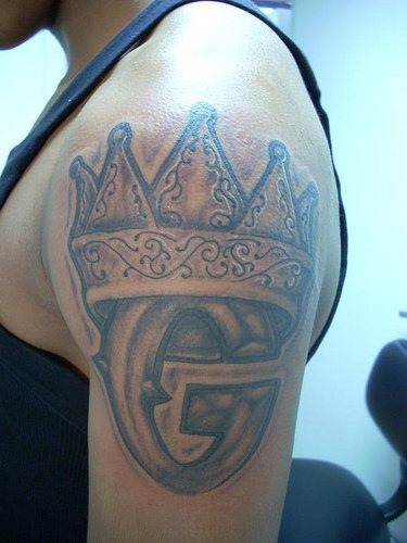 男士手臂字母皇冠纹身图案
