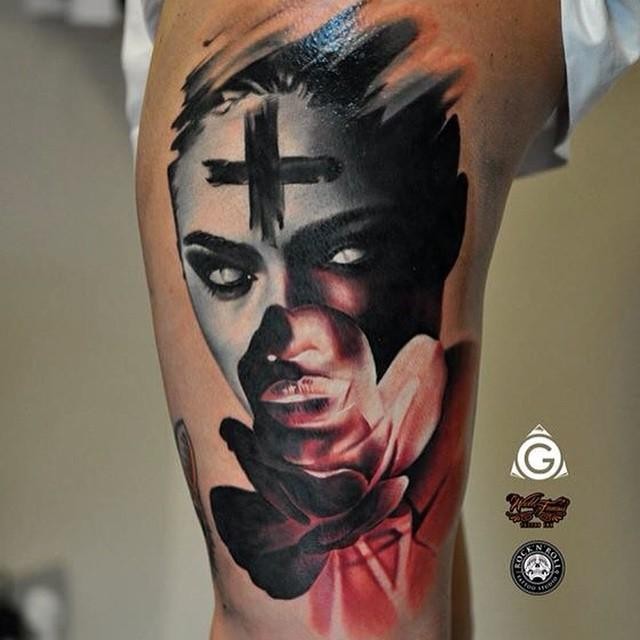 现代风格的彩色恶魔女性肖像和十字架花朵纹身图案