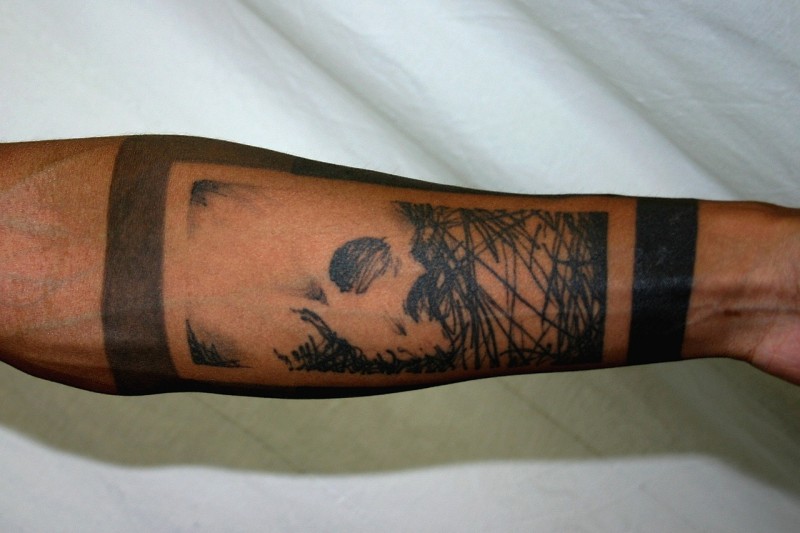 男性手臂黑色个性丛林纹身图案