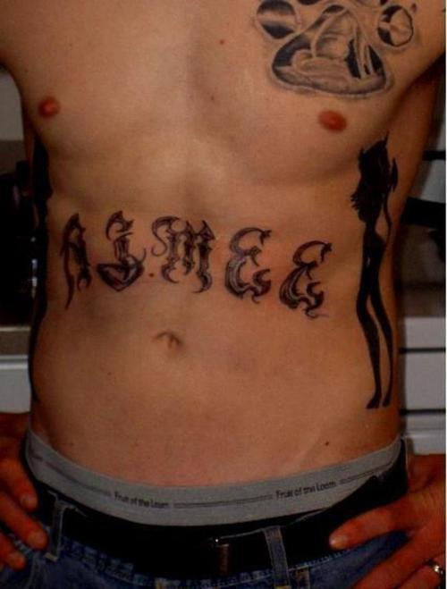 男子腹部邪恶的女孩和花体字母纹身图案