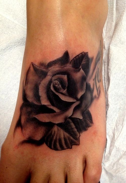 脚背黑灰逼真的玫瑰花纹身图案
