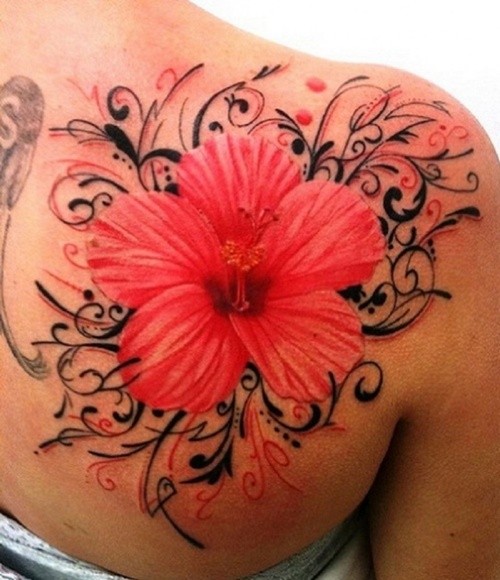 女性肩部彩色漂亮的红色木槿花纹身