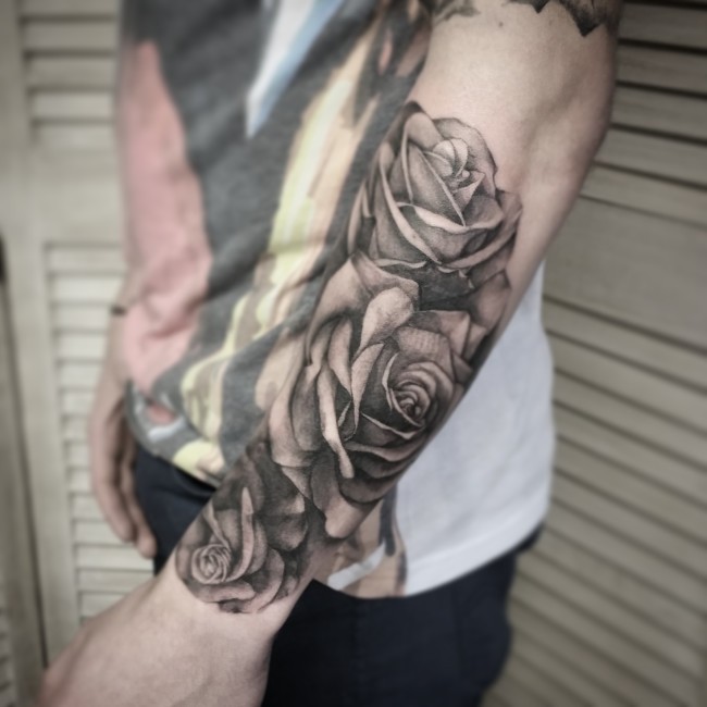 手臂灰色水洗风格的玫瑰纹身图案