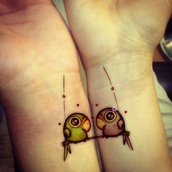 手腕上的友谊鸟纹身图案