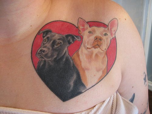 两只狗和爱心纹身图案