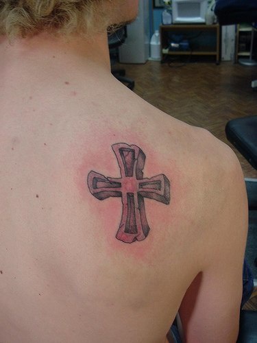肩部石头十字架纹身图案