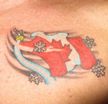 肩部彩色加拿大国旗冬季纹身图案