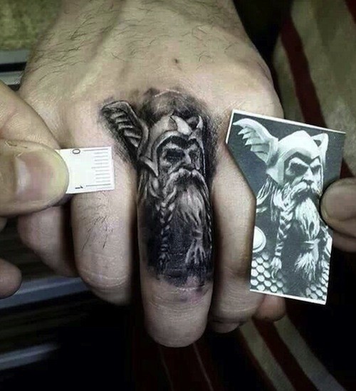 手指北欧神奥丁肖像纹身图案