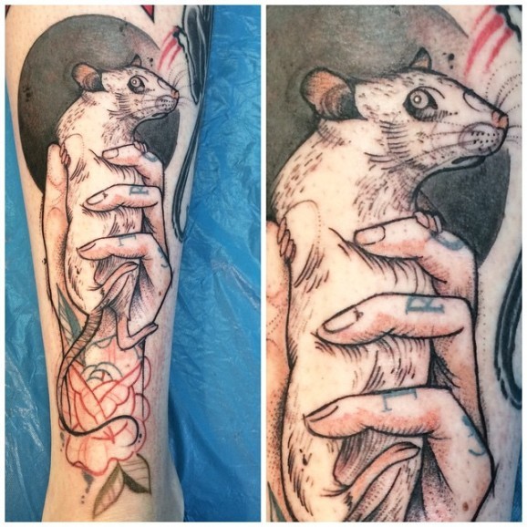 腿部素描风格彩色老鼠纹身图案