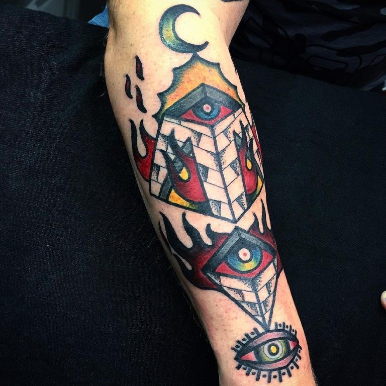 手臂老派风格的彩色神秘金字塔与眼睛纹身