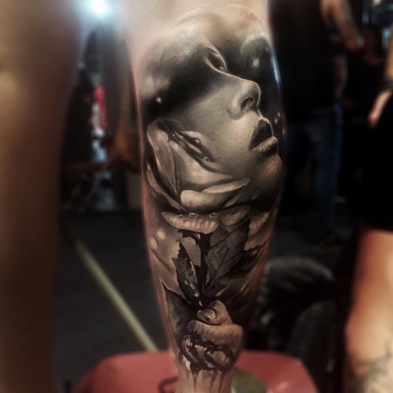 小腿彩色玫瑰手女性肖像纹身图案